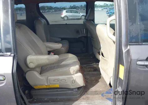 2011 Toyota Sienna Xle V6 Auto Access Seat z USA, uszkodzony, nr VIN 5TDYK3DC0BS053414